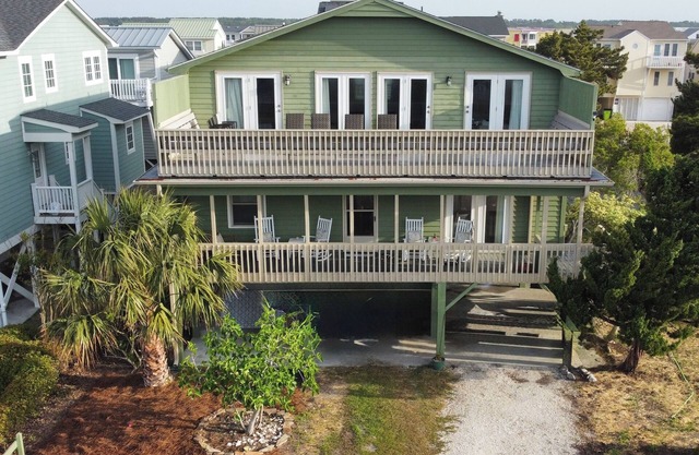 Spacious ocean-view 4-BR house in Sunset Beach, 1 min walk to beach