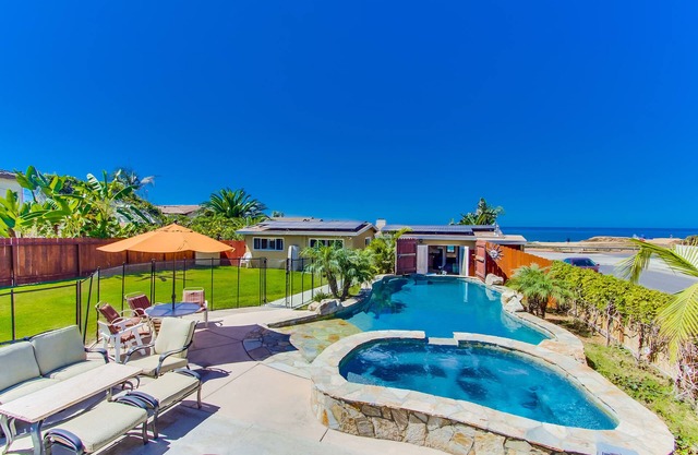 SPACIOUS OCEANFRONT HOME W/PRIVATE HEATED POOL & HOT TUB-Ping Pong, Big Yard