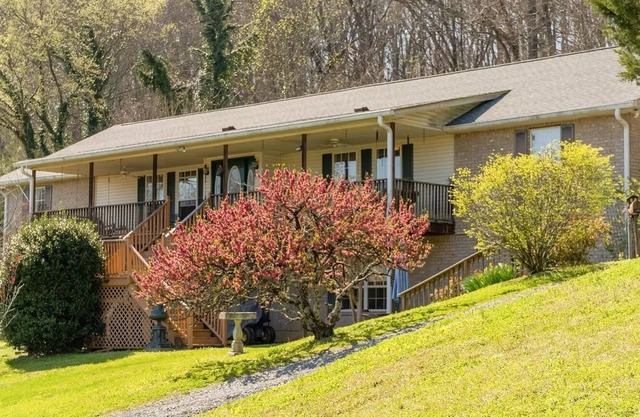 Spacious Peaceful Retreat on 5 Acres near Nashville w/Wheelchair access