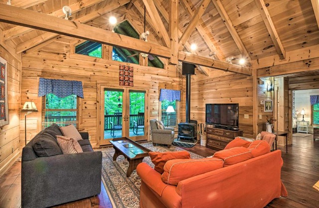 Spacious Pet-Friendly Cabin in Sky Valley!