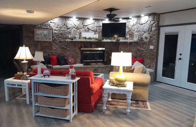 Spacious, private retreat - hot tub, firepit, pool table, dry sauna, patio