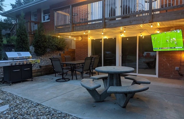 SPACIOUS Renovated Home 2 Miles to ND Campus w/OUTDOOR TV, Firepit🔥, Big Yard