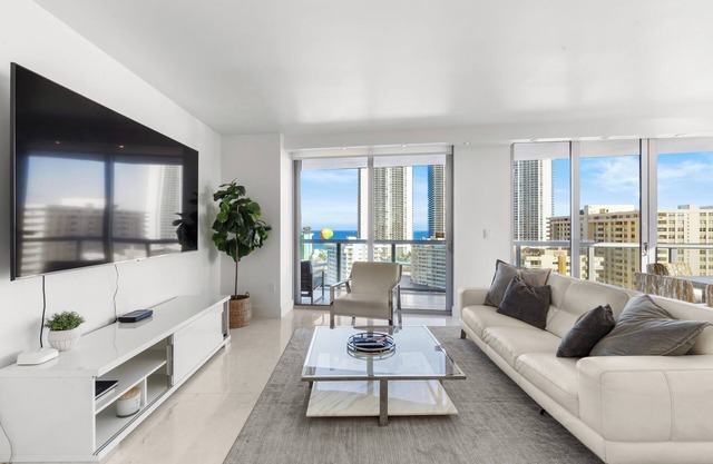 Spacious Resort Condo: Modern Comforts & Miami Vibes