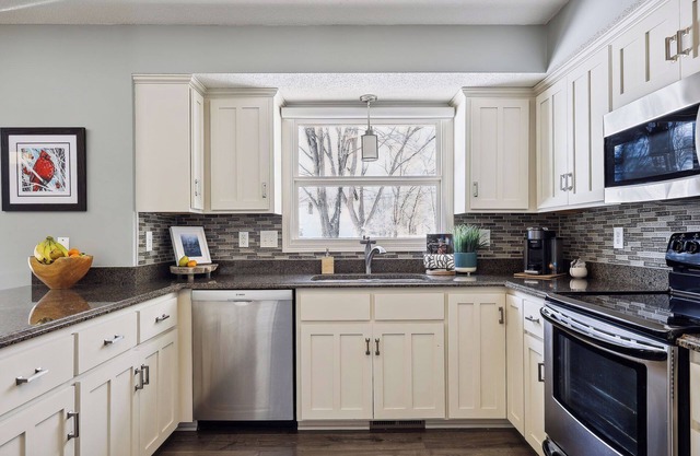 Spacious retreat close to Wayzata, Lake Minnetonka and outdoor trails. nn