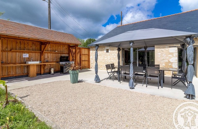 Spacious Retreat: 5BR, Games Room, Forest Edge, and Large Garden Close to Château and Zoo