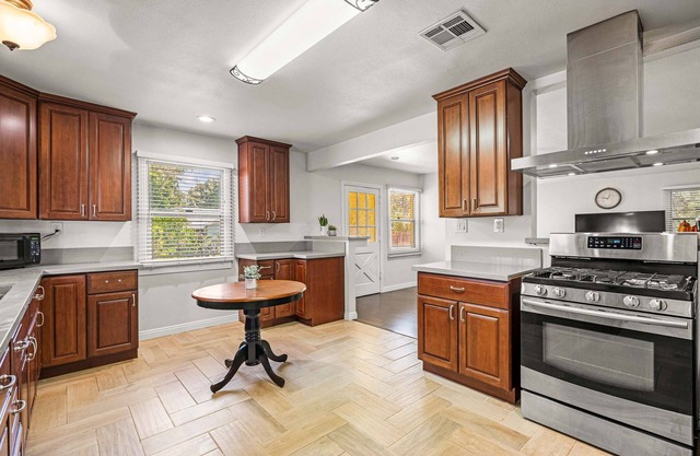 Spacious Retreat w Large Kitchen Outdoor Patio