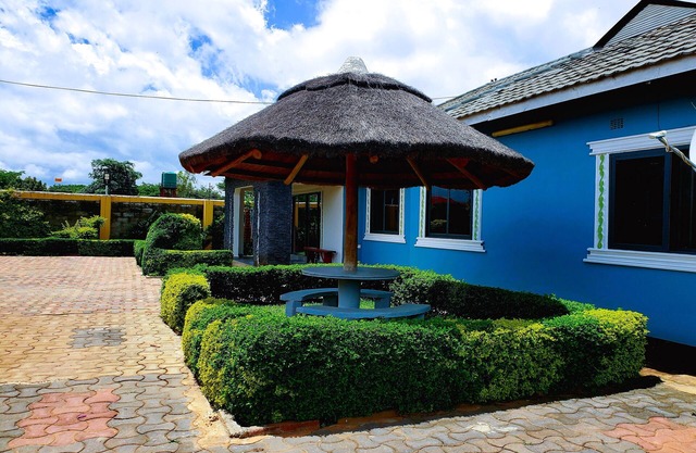 Spacious Retreat w/Pool, Solar Power & Pet-Friendly-Sleeps 10