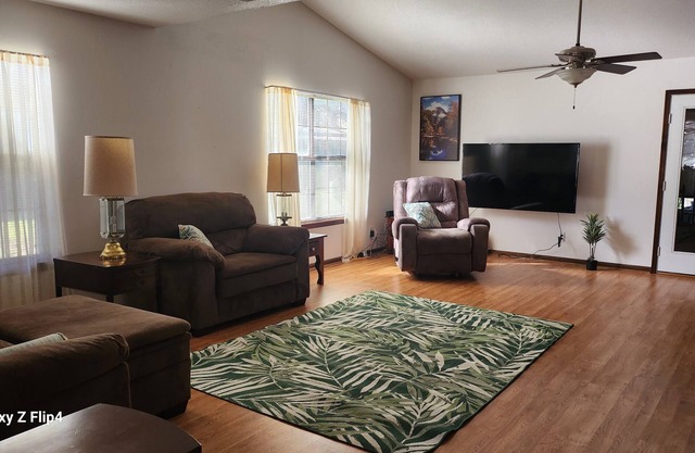 Spacious Ridge Manor Villa with BBQ, Screened Lanai, and Views