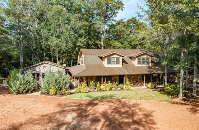 Spacious Riverside Lodge on 370 acres near Tuscaloosa, 8 bedrooms - sleeps 15