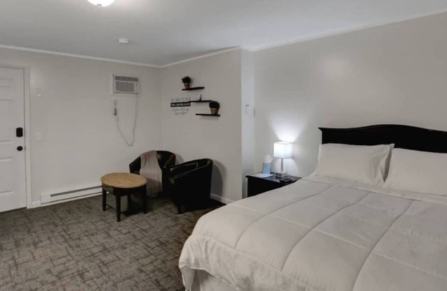 Spacious room w/ KingBed and desk & sitting area