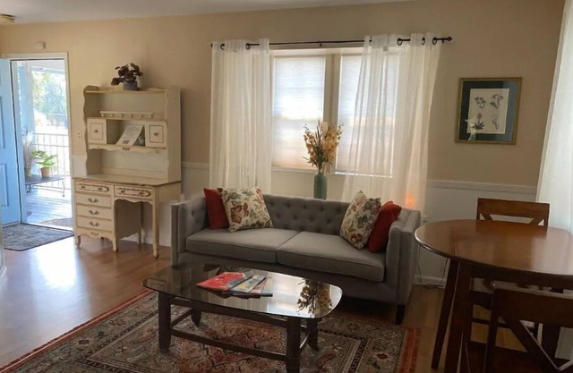 Spacious room with private entrance near Bidwell Park!