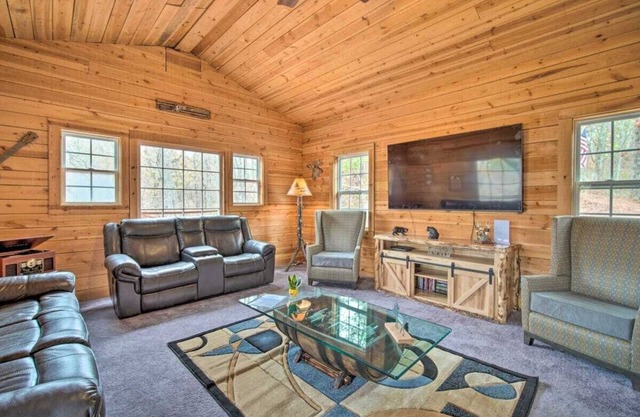 Spacious Rustic Cabin w/Hot Tub near Carters Lake!
