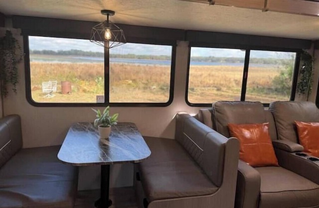 Spacious RV-water view Near spring No cleaning fee