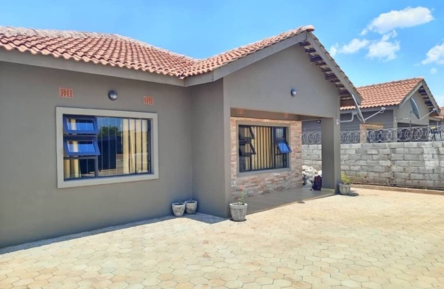 Spacious secure one bed apartment in Lilayi