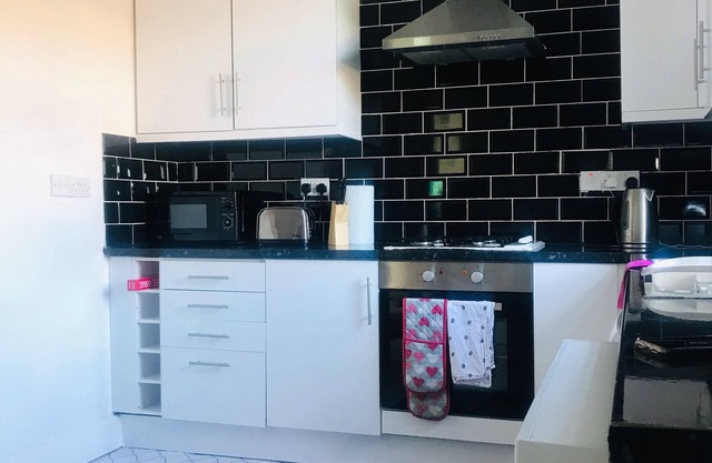 Spacious Sittingbourne Stay - 4Bed w/ Parking