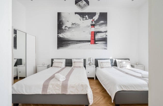 Spacious Stay at Bank Center Parlament Neighbor