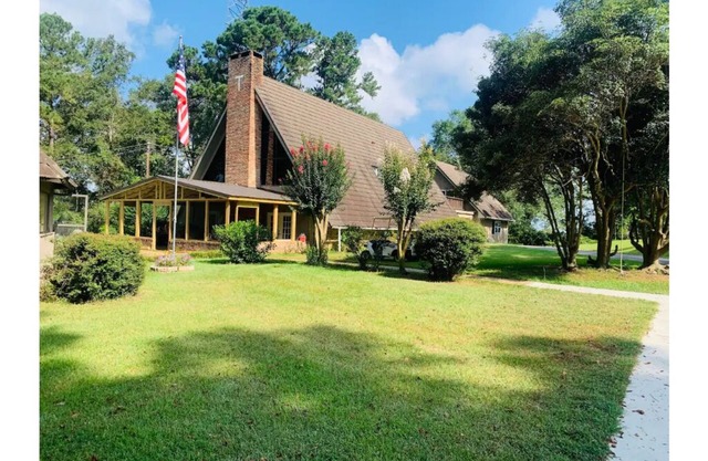 Spacious studio apt. Super clean,quiet,and quaint.