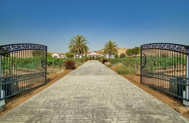 Spacious studio in Hollister