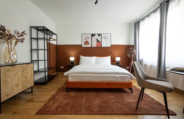 Spacious studio in prime location with queen bed