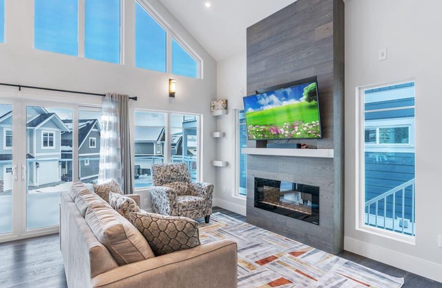 *SPACIOUS-STUNNING-FAMILY AND PET FRIENDLY, SHORT WALK TO MAIN AMENITIES AREA!