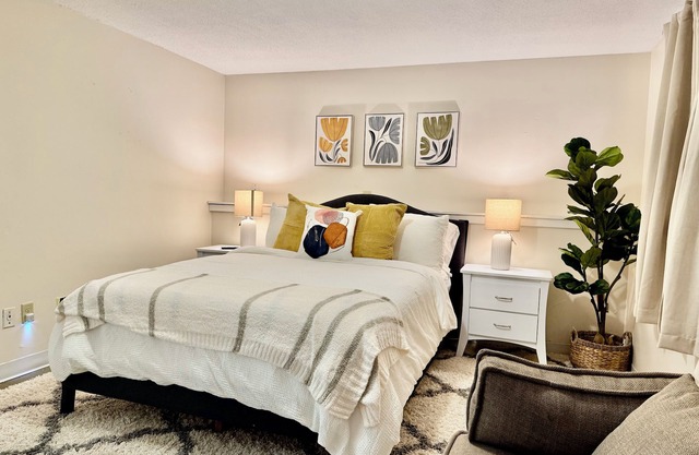 Spacious Townhome Retreat Fully Stocked Near Downtown Robbinsdale