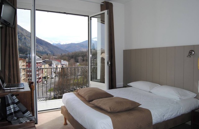 Spacious Unit, Pet-Friendly Stay, Secure Parking, Scenic Views!