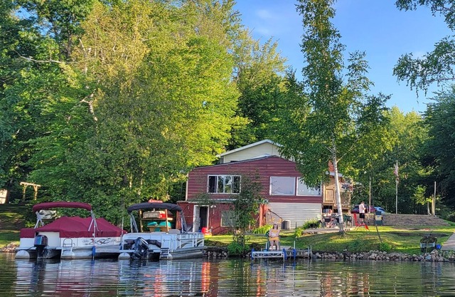 Spacious up north retreat, great for all ages. Beautiful views of Chute Pond.