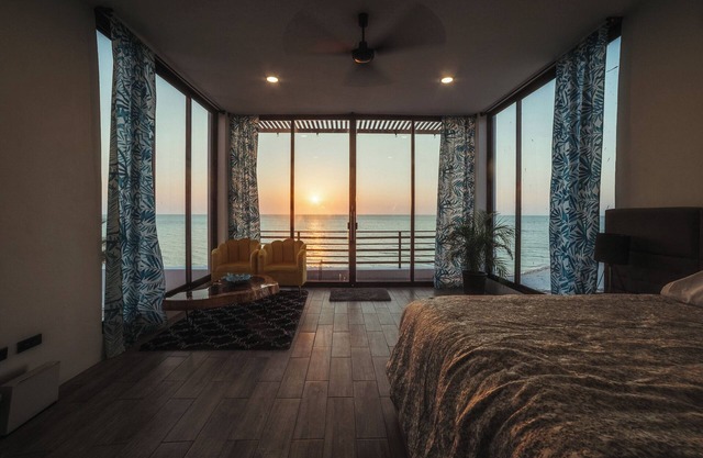 Spacious, Upscale Waterfront Beach House! Sun, Fun and Privacy at its best!