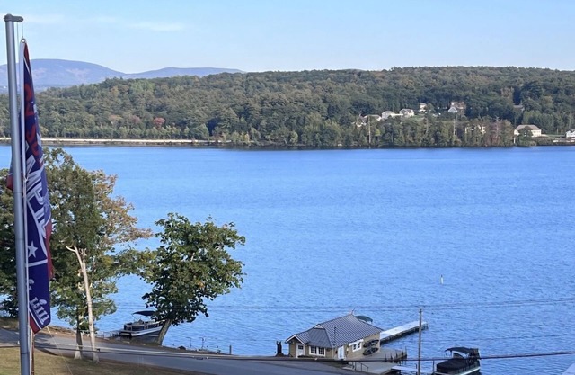 Spacious vacation spot on Lake Winnisquam! Sleep up to 8