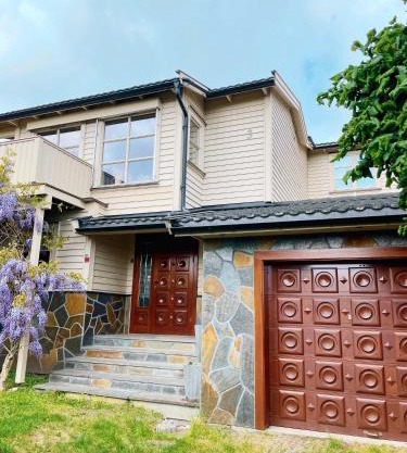 Spacious villa near coast path, beach and city center