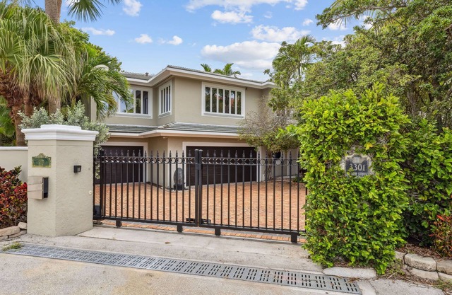 Spacious Waterfront 5-bedroom house w/pool/spa. Walk to Fort Lauderdale Beach