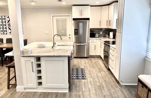 SPACIOUS WATERFRONT HOME WITH BOAT LIFT AND FLOATING DOCK 🎣 3/2 W/BONUS ROOM