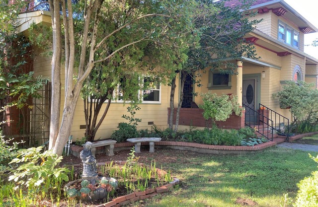 Spacious wine country retreat; Sauna, hot tub, gym in charming Cloverdale.