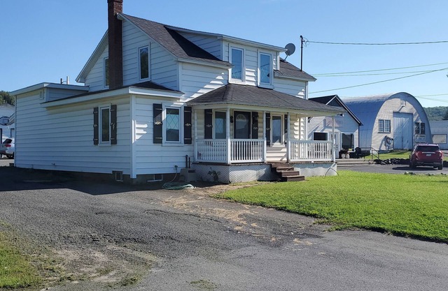 SpaciousHome - Great location, direct access to Atv and snowmobile trails!