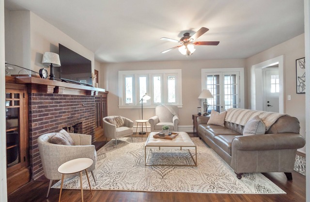 Spanish Charm 4bed/3bath Downtown Waupaca!