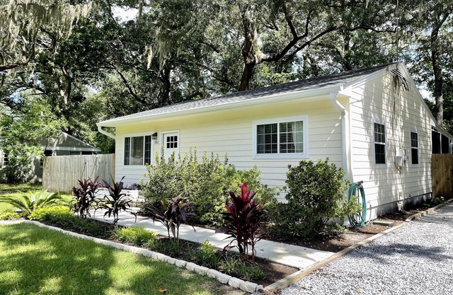 Spanish Moss Cottage: pet friendly getaway on the beautiful Spanish Moss Trail!