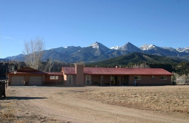 Spanish Ranch on the Arkansas River- enjoy the rushing river from the Hot tub!