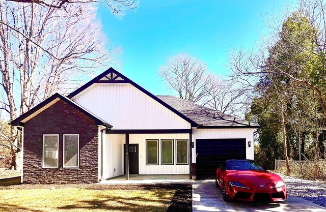 Spartanburg 3-Bedroom Home with AC & WiFi , 5 Mins to Downtown Dining & Cafés