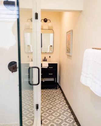 Speakeasy Queen Suite (Rm 7)