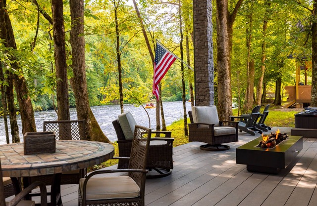 SPECIAL 20% OFF Month Of NOV Cabin on Nantahala River with Hot tub
