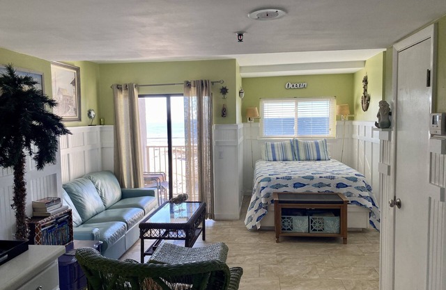 Specials~Beachfront Studio! Pools Hot-tub~Poolside Grills!