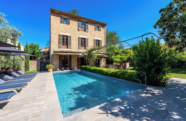 Spectacular House with Large Pool and Extensive Views Close to Square