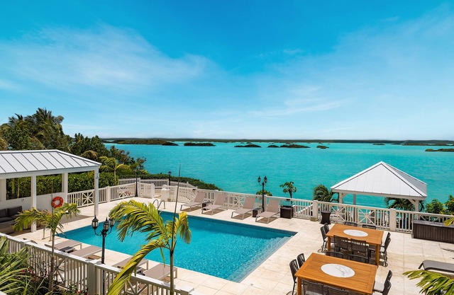Spectacular Luxury Private Villa – 8bd, waterfront pool directly on Chalk Sound