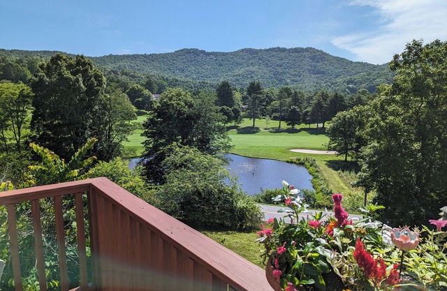 Spectacular Mountain and Golf Course Views. Perfect for Families and Foursomes!
