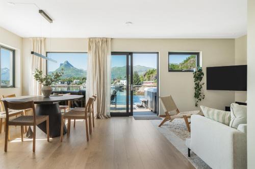Spectacular mountain views with fireplace and jacuzzi