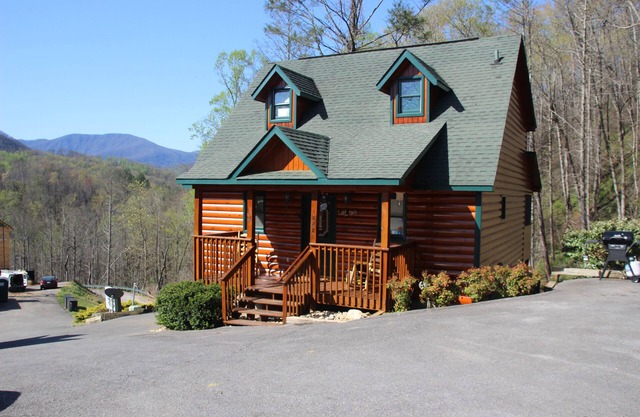Spectacular MTN Views, Minutes to Gatlinburg, Hot Tub, WIFI, Pool Table