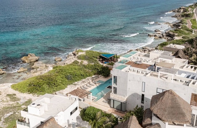 Spectacular ocean view, 2 bedrooms with pool