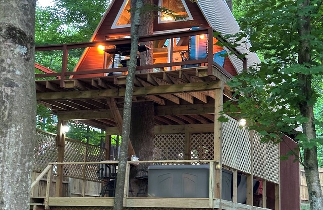 Spectacular riverfront treehouse, relaxing, swimming, paddling, and fishing.