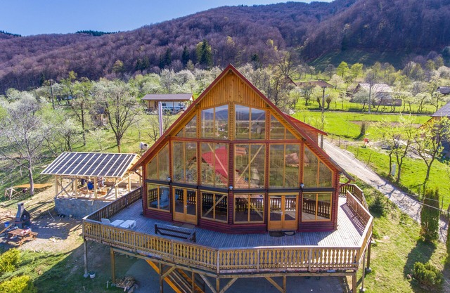 Spectacular ski chalet in Bran, by Dracula's Castle, Carpathian Log Home 2!