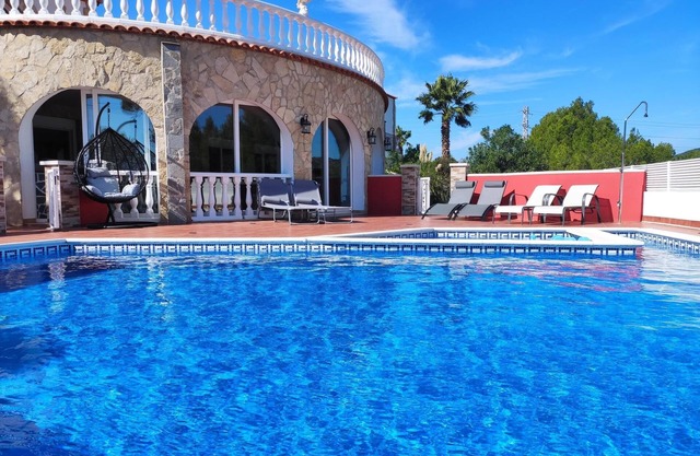 Spectacular villa with panoramic mountain views